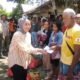 Ketua TP PKK Barsel, Hj. Erna Palupi, bersama Pj Bupati Barito Selatan, Deddy Winarwan, menyerahkan bantuan kepada warga terdampak kebakaran di Desa Mabuan, Kecamatan Dusun Selatan (foto: DINAMIKA KALTENG/mas)