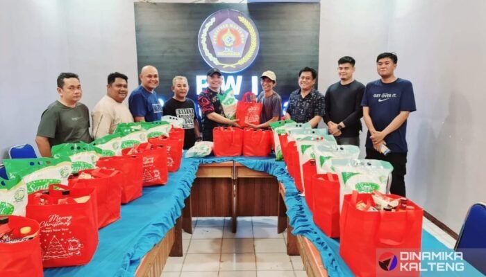 PWI Barsel Berikan Bingkisan Natal untuk Anggota