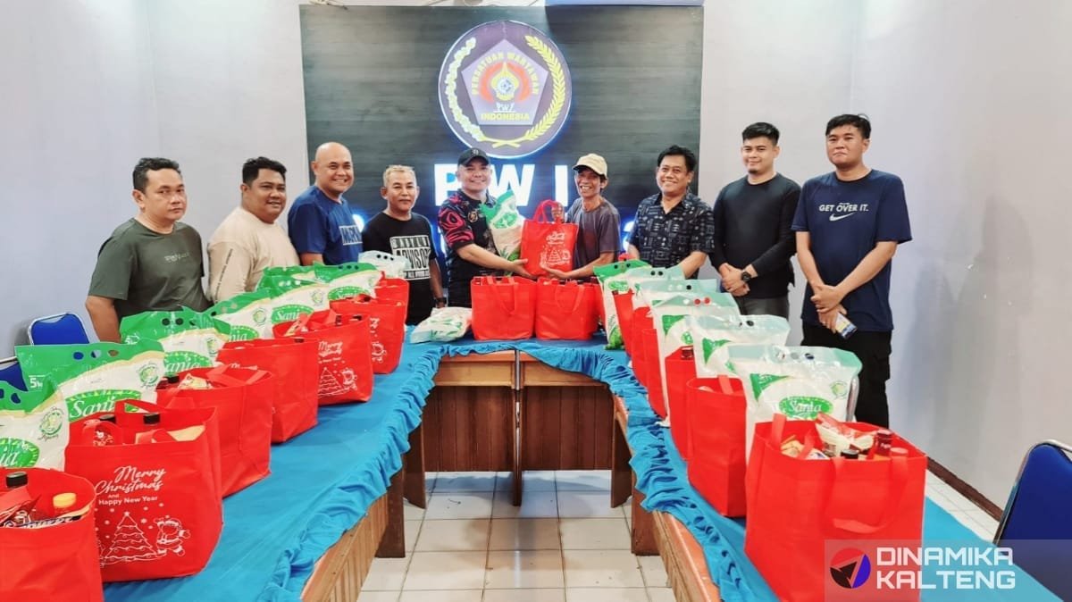 Ketua PWI Barito Selatan, Yulius M. Sinaga (tengah), didampingi anggota lainnya, menyerahkan bingkisan Natal kepada perwakilan anggota PWI Barsel dalam kegiatan yang berlangsung di Aula Kantor PWI Barito Selatan (foto: DINAMIKA KALTENG/mas)