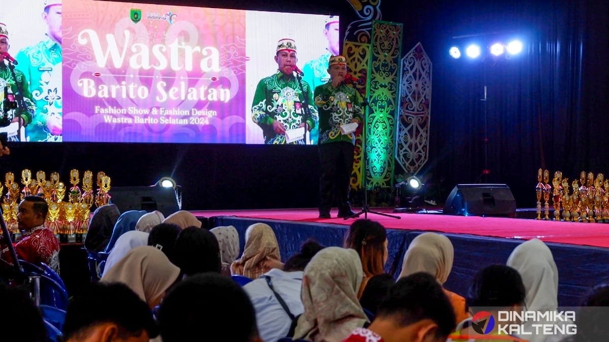 Penjabat (Pj) Bupati Barito Selatan, Deddy Winarwan, secara resmi membuka acara Fashion Show Wastra Barito Selatan 2024 di hadapan ratusan peserta dan tamu undangan (foto:DINAMIKA KALTENG/akhmad madani)