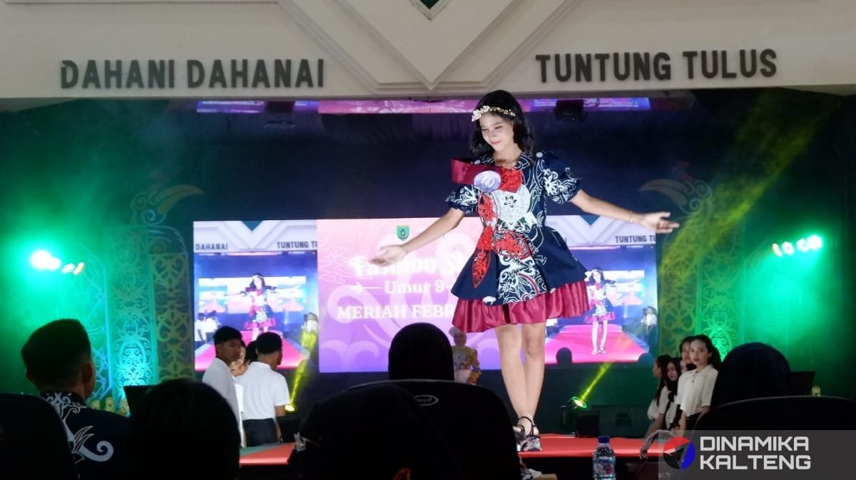 Salah satu peserta tampil memukau di atas panggung dalam acara Fashion Show Wastra Barito Selatan 2024 yang digelar di Gedung Jaro Pirarahan, Buntok (foto: DINAMIKA KALTENG/akhmad madani)
