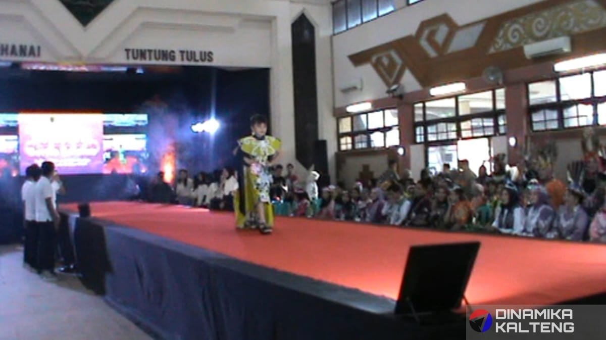 Suasana meriah panggung Fashion Show dengan penampilan peserta yang menampilkan wastra khas Barito Selatan, disaksikan oleh ratusan penonton yang hadir (foto: DINAMIKA KALTENG/mas)