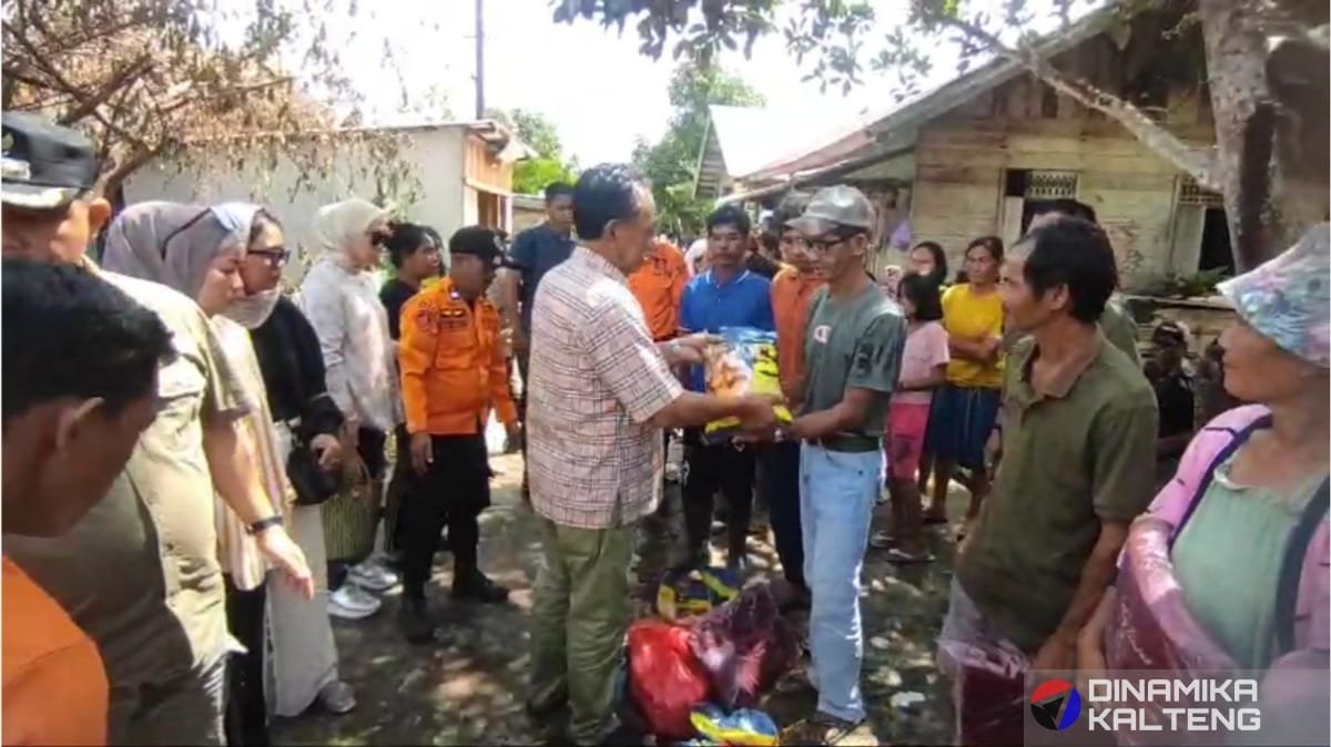 Anggota DPRD Barito Selatan, H. Raden Sudarto, menyerahkan bantuan kepada korban kebakaran di Desa Mabuan, Kecamatan Dusun Selatan (foto: DINAMIKA KALTENG/mas)