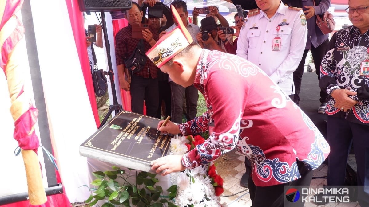 Penjabat (Pj) Bupati Barito Selatan, Deddy Winarwan, menandatangani prasasti peresmian bangunan rehabilitasi Cafe Iring Witu, Panggung Iring Witu, dan Museum Kapal di Barito Selatan (foto: DINAMIKA KALTENG/akhmad madani)