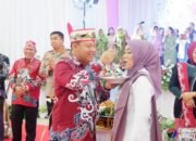 Peringatan Hari Ibu ke-96 di Barito Selatan, Pj Bupati Potong Tumpeng Sebagai Wujud Syukur