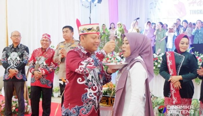 Peringatan Hari Ibu ke-96 di Barito Selatan, Pj Bupati Potong Tumpeng Sebagai Wujud Syukur