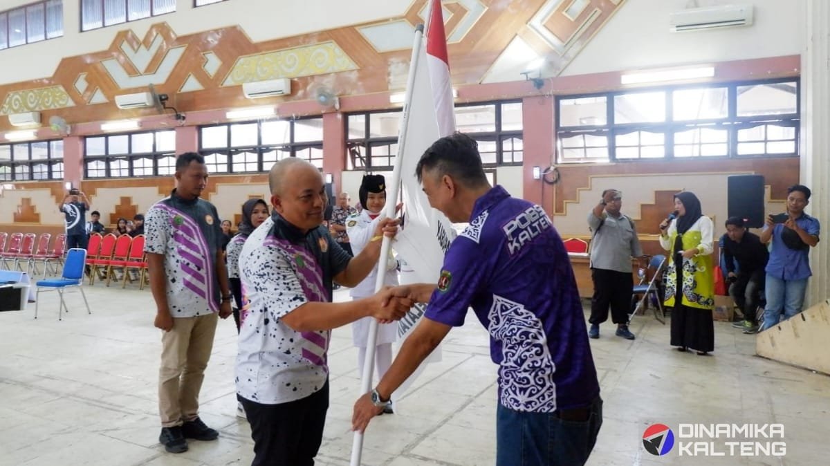 Pengukuhan Ketua POBSI Barito Selatan Yulius M. Sinaga oleh Ketua POBSI Kalimantan Tengah, ditandai dengan penyerahan bendera pataka POBSI (foto: DINAMIKA KALTENG/mas)