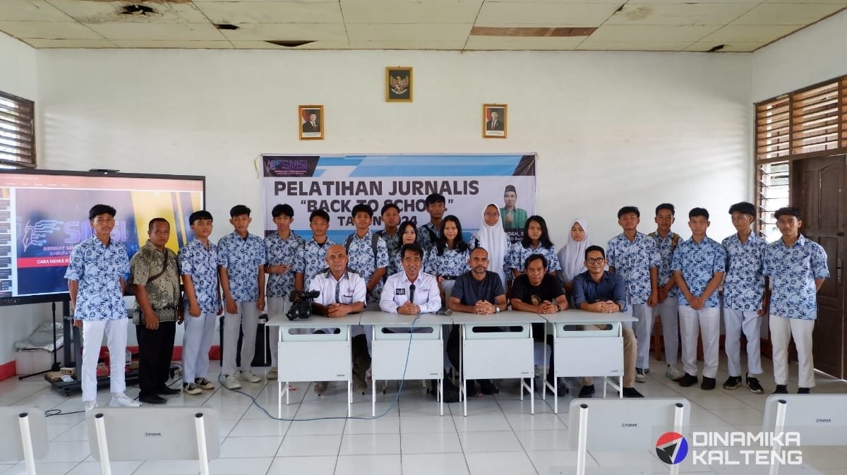 Para peserta Pelatihan Jurnalistik "Back to School" bersama pemateri dan panitia berfoto bersama usai kegiatan yang dilaksanakan di Aula SMAN 2 Buntok (foto: DINAMIKA KALTENG/akhmad madani)
