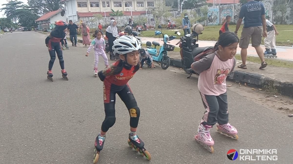 Puluhan atlet cilik sepatu roda mengikuti latihan perdana yang digelar oleh PSRI Barito Selatan di Taman Batuah, Buntok (foto: DINAMIKA KALTENG/mas)