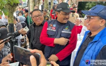 Menteri Sosial Saifullah Yusuf (Gus Ipul) berbincang dengan Ketua Umum SMSI Firdaus di sela-sela acara Kick Off Hari Kesetiakawanan Sosial Nasional (HKSN) 2024 yang berlangsung di Desa Talaga, Kecamatan Mancak, Kabupaten Serang (foto: Dinamika Kalteng/mas)