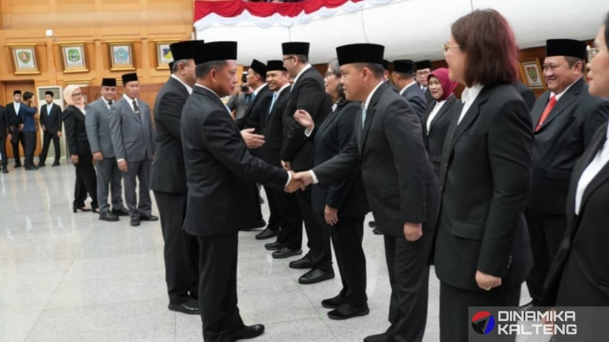 Menteri Dalam Negeri RI, Tito Karnavian, berjabat tangan dengan para pejabat tinggi pratama usai pelantikan Penjabat Bupati Barito Selatan, H Deddy Winarwan, di Sasana Bhakti Praja, Gedung C Kantor Pusat Kemendagri, Jakarta, Kamis (19/12) (foto: DINAMIKA KALTENG/doc)