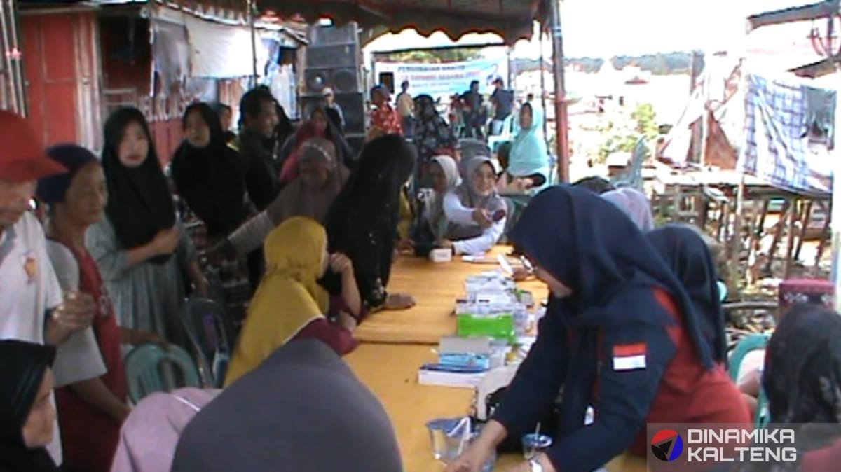 Masyarakat Kelurahan Jelapat, Kecamatan Dusun Selatan, antusias mengikuti pengobatan gratis yang digelar oleh Yayasan Sayangi Sesama (YSS) Barito Selatan, bekerja sama dengan Dinas Kesehatan dan PPNI setempat (foto: DINAMIKA KALTENG/mas)