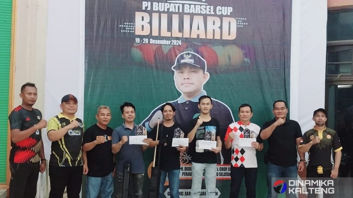 Para pemenang Pj Bupati Barsel Cup Billiard berfoto bersama setelah penyerahan hadiah (foto:DINAMIKA KALTENG/mataborneo)