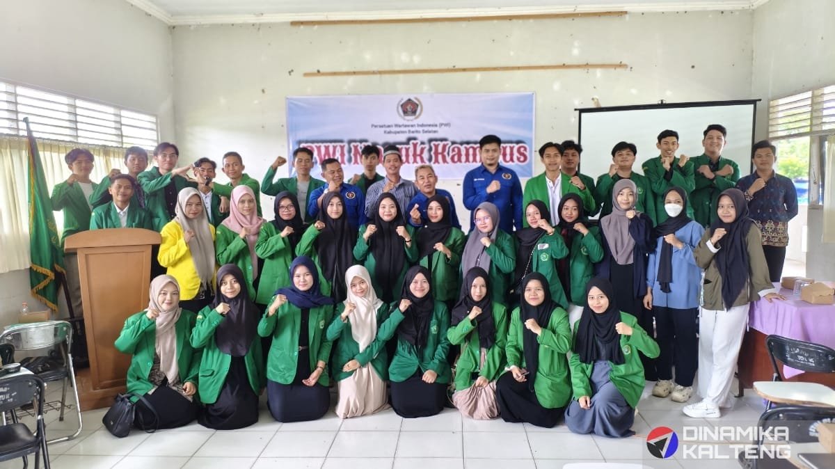 Peserta sosialisasi "PWI Barsel Masuk Kampus" di STAI Al Ma'arif Buntok berfoto bersama setelah mengikuti materi mengenai dunia jurnalistik (foto: DINAMIKA KALTENG/mas)