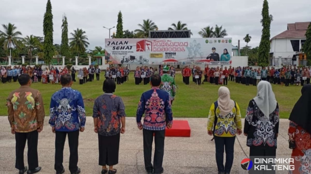 Asisten II Sekretariat Daerah Barsel, Rahmad Nuryadin saat memberikan arahan dalam apel perdana tahun 2025 di halaman Kantor Bupati Barsel, Kamis (2/1). (foto: DINAMIKA KALTENG/mas)