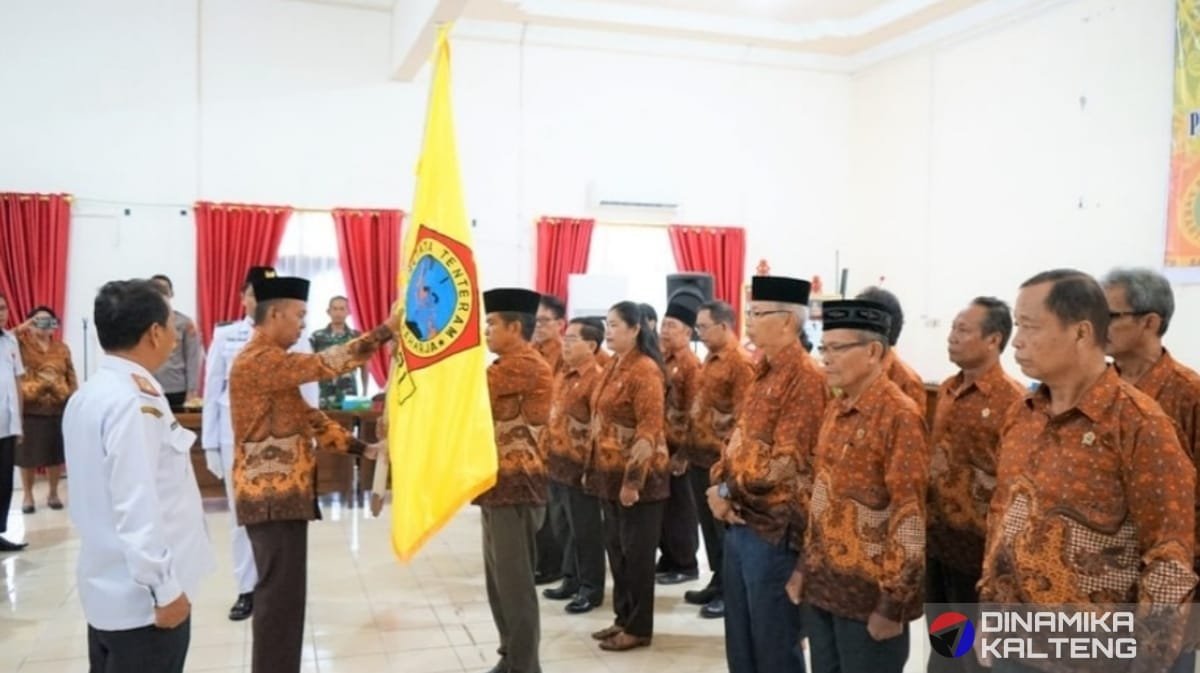 Penyerahan bendera pataka oleh Ketua PWRI Kalteng kepada Ketua PWRI Barito Selatan terpilih dalam acara pengukuhan kepengurusan PWRI dan Kerta Barito Selatan masa bakti 2024-2029 di Aula Kantor Bapeda. (foto: DINAMIKA KALTENG/dok)
