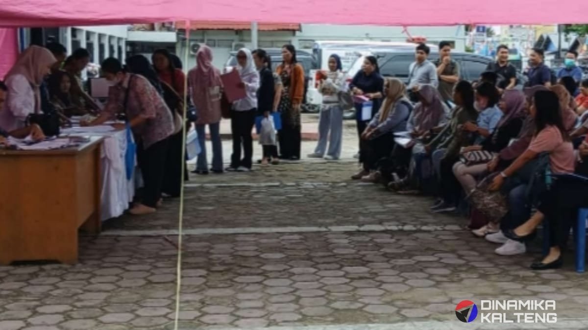 Peserta seleksi PPPK Barito Selatan sedang mengikuti proses administrasi untuk Medical Check-Up (MCU) di RSUD Jaraga Sasameh, Buntok. (foto: DINAMIKA KALTENG/mas)