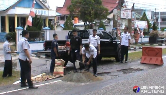 Dishub Barsel Perbaiki Jalan Berlubang di Kawasan Perkantoran untuk Cegah Kecelakaan