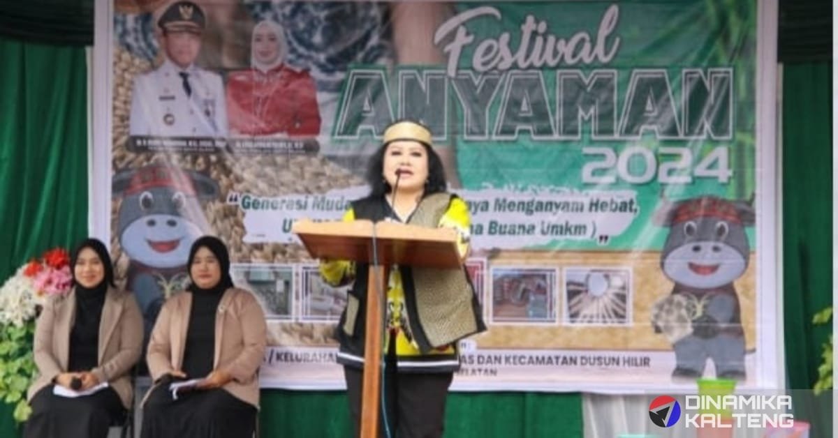 Swita Minarsih, Kepala Disdagkop dan UKM Barito Selatan, menyampaikan sambutan pada Festival Anyaman Gema Buana UMKM Jilid III yang digelar di depan Kantor Kecamatan Jenamas, Jumat (10/1/2025). (foto: DINAMIKA KALTENG/mas)