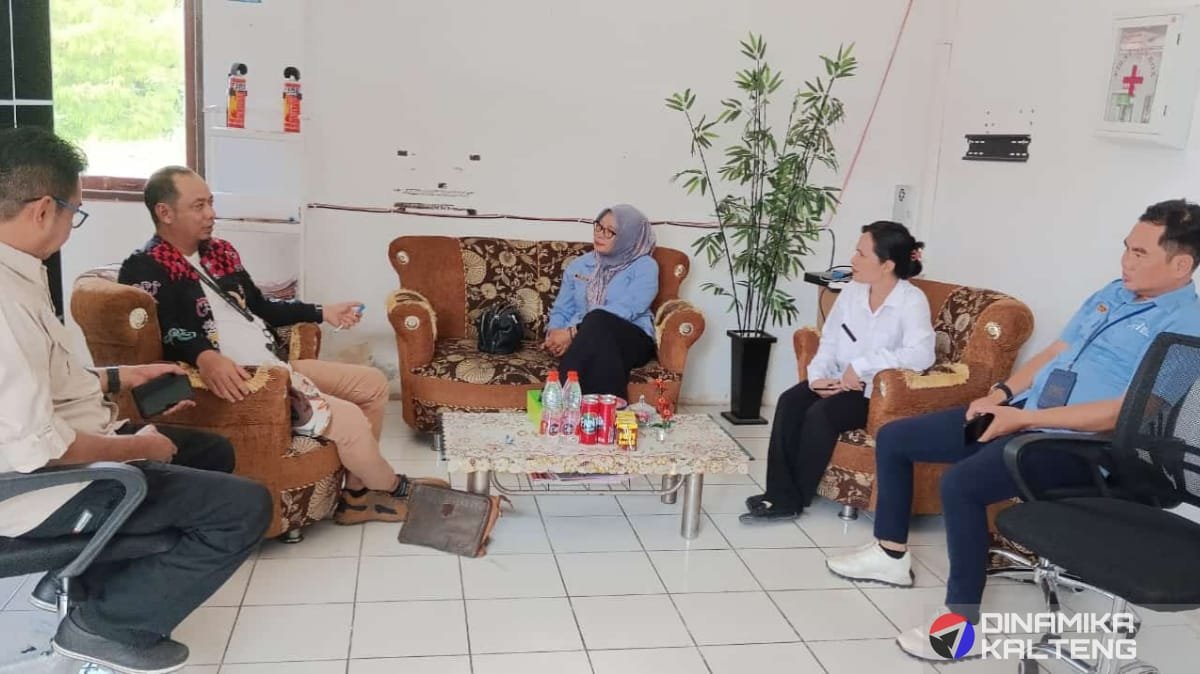 Kepala Dinas Kominfo Barito Selatan, Mario Aan, bersama Kepala Stasiun LPP RRI Palangka Raya, Dwi Korianingsih, dan tim, sedang berdiskusi membahas potensi kerja sama dalam bidang penyiaran berita di ruang kerja Kadis Kominfo Barsel, Rabu (15/1/2025). (foto: DINAMIKA KALTENG/doc)