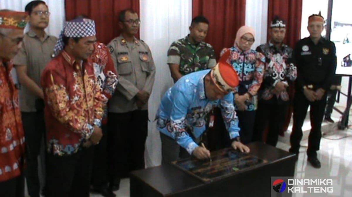 Pj Bupati Barito Selatan, Deddy Winarwan, menandatangani prasasti peresmian kantor baru Diskominfo Barsel, disaksikan oleh jajaran Forkopimda, kepala SOPD, serta tokoh masyarakat. (foto: DINAMIKA KALTENG/mas)