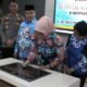 Ketua TP PKK Kabupaten Barito Selatan, Hj. Erna Ardiani Palupi, menandatangani prasasti sebagai tanda peresmian Aula Sekretariat TP PKK yang telah selesai direnovasi, disaksikan oleh Pj Bupati Barito Selatan, Deddy Winarwan, dan sejumlah tamu undangan. (foto: DINAMIKA KALTENG/mas)
