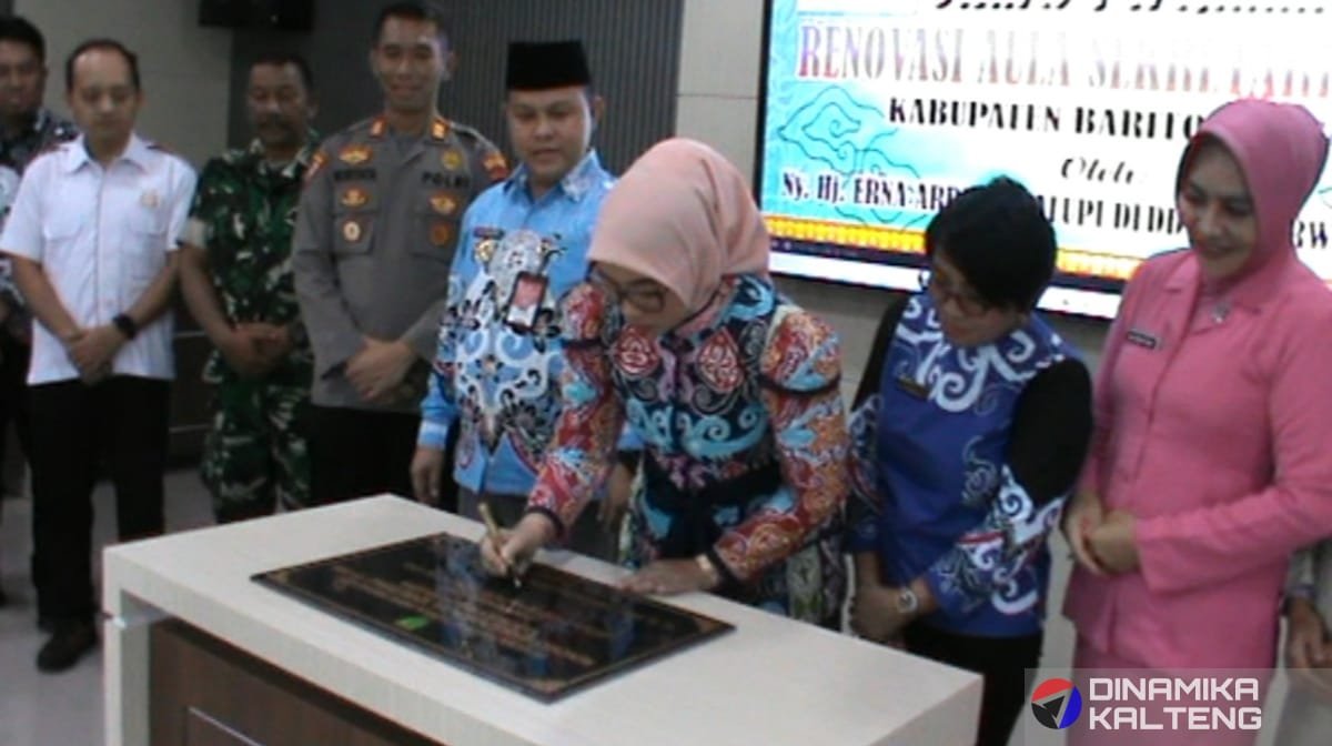 Ketua TP PKK Kabupaten Barito Selatan, Hj. Erna Ardiani Palupi, menandatangani prasasti sebagai tanda peresmian Aula Sekretariat TP PKK yang telah selesai direnovasi, disaksikan oleh Pj Bupati Barito Selatan, Deddy Winarwan, dan sejumlah tamu undangan. (foto: DINAMIKA KALTENG/mas)