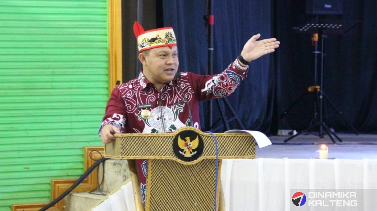 Pj Bupati Barito Selatan, H. Deddy Winarwan, memberikan sambutan dalam perayaan Natal gabungan ASN, TNI, Polri, dan jemaat gereja di GPU Jaro Pirarahan, Buntok. (foto: DINAMIKA KALTENG/dok)