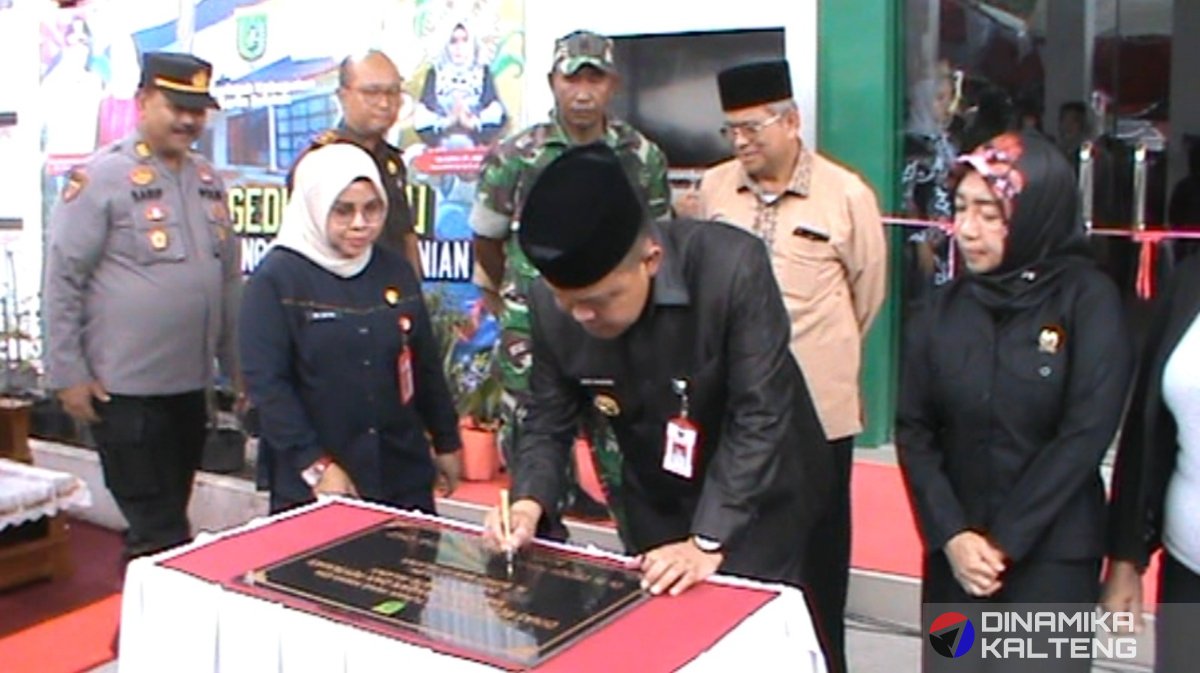 Pj Bupati Barito Selatan, Deddy Winarwan, menandatangani prasasti dalam peresmian gedung baru Kantor Dinas Ketahanan Pangan dan Pertanian (DKPP), disaksikan oleh Forkopimda dan pejabat terkait. (foto: DINAMIKA KALTENG/mas)