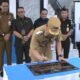Pj Bupati Barito Selatan, H. Deddy Winarwan, menandatangani prasasti sebagai tanda peresmian Kantor UPTD Dinas Perhubungan Pelabuhan Pasar Lama Buntok, didampingi oleh anggota DPRD, Forkopimda, dan pejabat terkait. (foto: DINAMIKA KALTENG/mas)