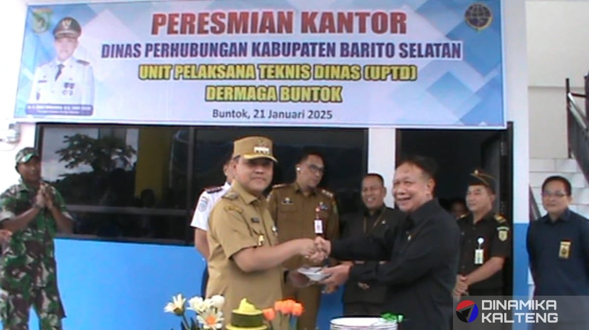 Potongan tumpeng diserahkan oleh Anggota DPRD Barito Selatan, H. Irawansyah, kepada Pj Bupati Barito Selatan, H. Deddy Winarwan, sebagai simbol rasa syukur atas peresmian Kantor UPTD Dinas Perhubungan Pelabuhan Pasar Lama Buntok. (foto: DINAMIKA KALTENG/mas)