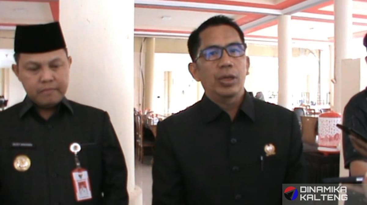 Wakil Ketua I DPRD Barito Selatan, Ideham (kanan), memberikan pernyataan kepada media terkait pembahasan Raperda Tata Ruang setelah Rapat Paripurna ke-12 Masa Sidang II Tahun 2025. (foto: DINAMIKA KALTENG/mas)