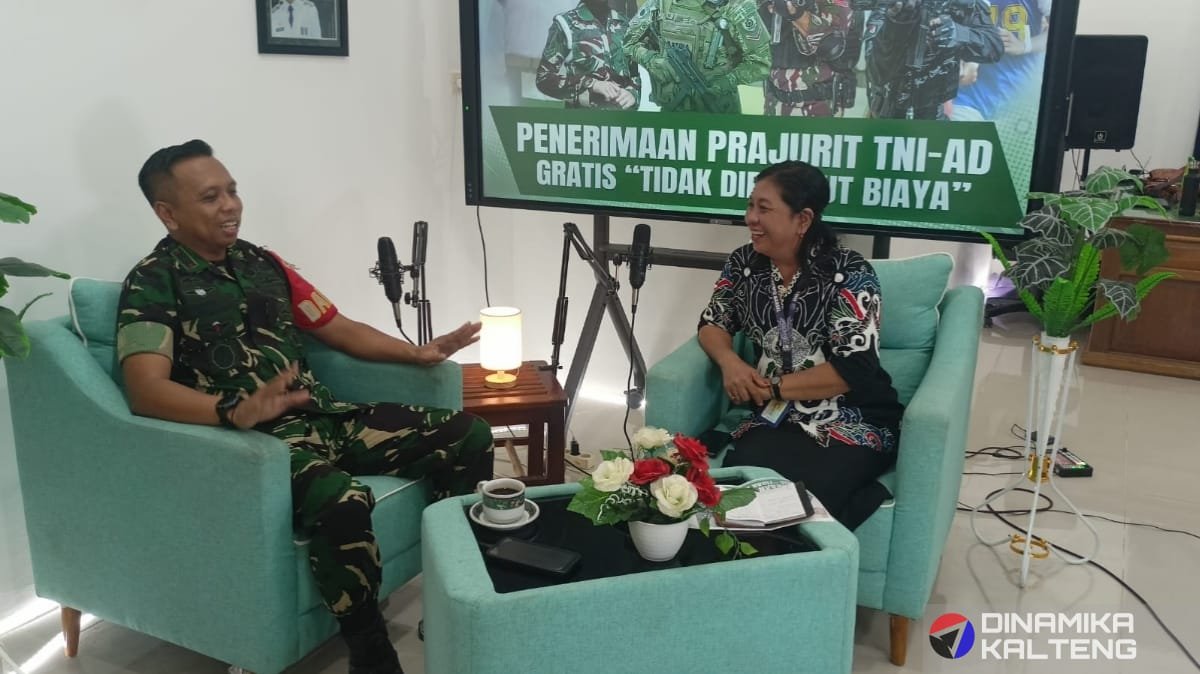 Dandim 1012/Buntok, Letkol Inf Langgeng Pujut Santoso, berbincang dengan moderator Sri Wahyuni dalam podcast bertema "Penerimaan Prajurit TNI-AD Gratis, Tidak Dipungut Biaya" di Kantor Diskominfostandi Barsel, Jumat (24/1/2025). (foto: DINAMIKA KALTENG/dok)