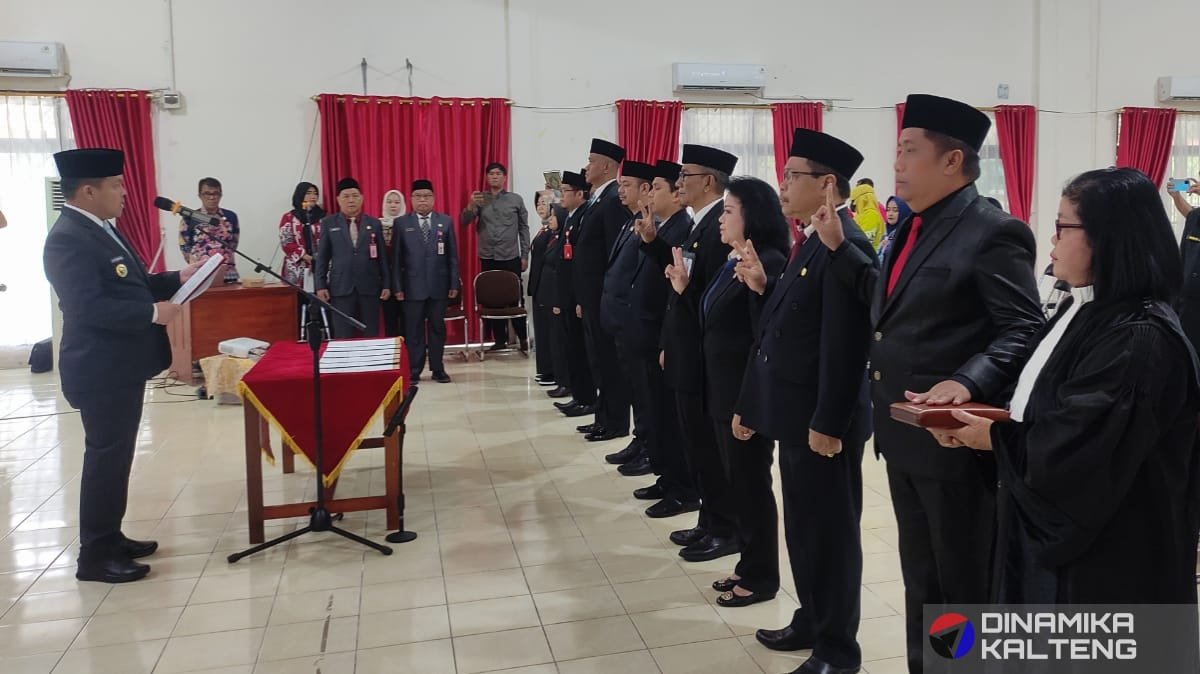 Pj Bupati Barito Selatan, Deddy Winarwan, mengukuhkan 10 kepala dinas dengan nomenklatur baru dalam sebuah upacara resmi di Aula Kantor Bapeda (foto:DINAMIKA KALTENG/mas)