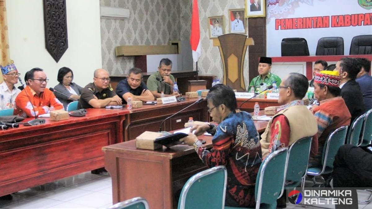 Suasana rapat persiapan peresmian Rumah Betang yang dipimpin oleh Pj Bupati Barsel, H Deddy Winarwan (foto: DINAMIKA KALTENG/doc)