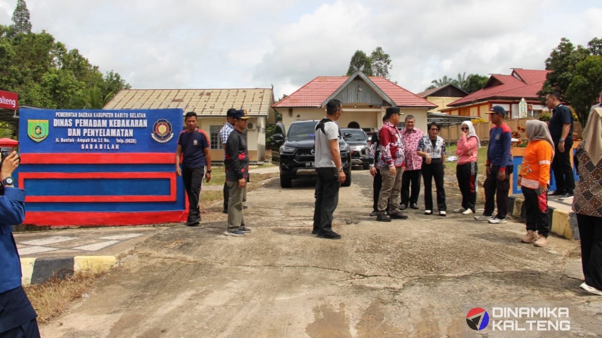 Pj Bupati Barsel H Deddy Winarwan saat melakukan sidak ke Dinas Pemadam Kebakaran dan Penyelamatan untuk memastikan pelayanan berjalan optimal. (foto: DINAMIKA KALTENG/doc)