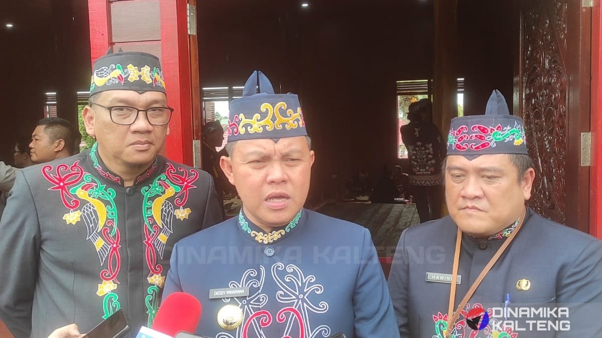 PJ Bupati Deddy Winarwan memberikan keterangan pers usai meresmikan Rumah Adat Barito Selatan. (foto: DINAMIKA KALTENG/mas)