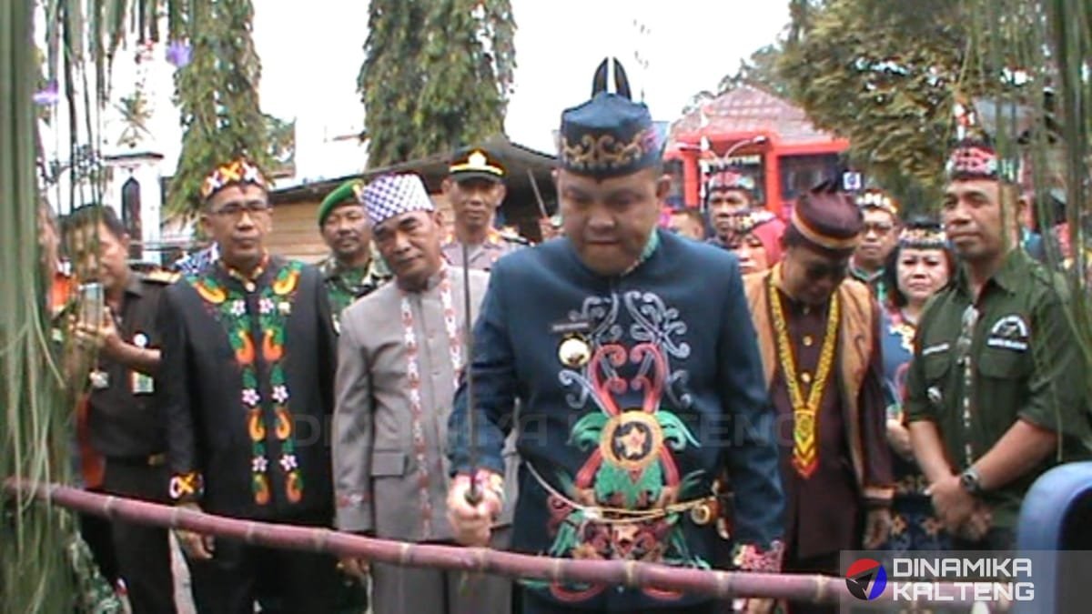 PJ Bupati Barito Selatan, Deddy Winarwan, melakukan prosesi adat potong pantan sebagai bagian dari peresmian Rumah Adat Barito Selatan. (foto: DINAMIKA KALTENG/mas)