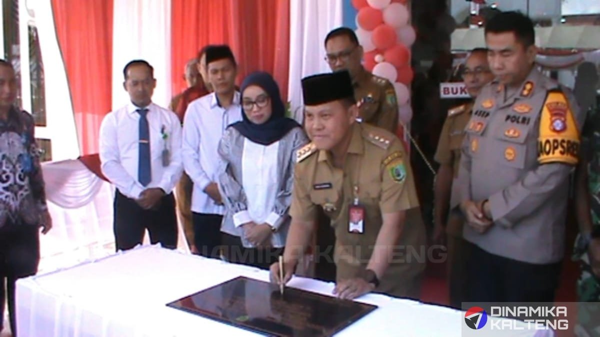 PJ Bupati Barito Selatan, Deddy Winarwan, menandatangani prasasti peresmian Mal Pelayanan Publik, disaksikan Forkopimda dan pejabat daerah. (foto: DINAMIKA KALTENG/mas)