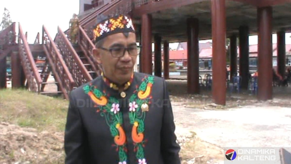 Wakil Ketua I DPRD Barito Selatan, Ideham, menghadiri peresmian Rumah Adat Dayak di Buntok, Barito Selatan. (foto: DINAMIKA KALTENG/mas)
