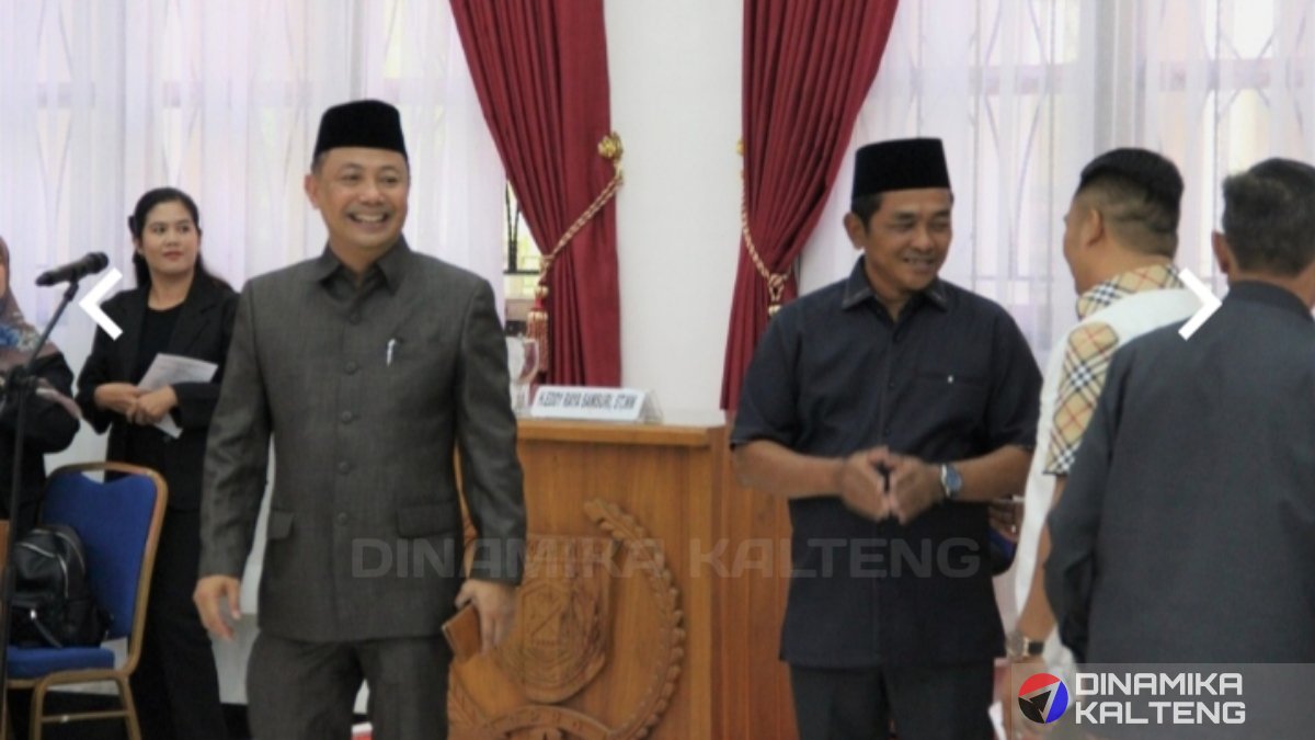 Pasangan calon Bupati dan Wakil Bupati Barito Selatan terpilih, Eddy Raya Samsuri dan Khristianto Yudha, menghadiri Rapat Paripurna DPRD di Gedung Graha Paripurna, Sabtu (8/2/2025) (foto: DINAMIKA KALTENG/mas)