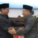 Ketua DPRD Barsel Farid Yusran berjabat tangan dengan calon Bupati terpilih Eddy Raya Samsuri dalam rapat paripurna pengumuman penetapan (foto: DINAMIKA KALTENG/mas)