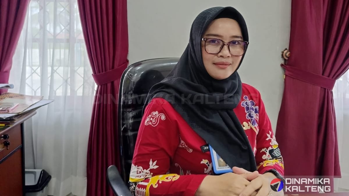 Kabid Hubungan Industrial dan Jaminan Sosial Tenaga Kerja Dinas Transmigrasi dan Tenaga Kerja Barito Selatan, Irma Marlina, saat memberikan keterangan terkait kenaikan UMK Barsel 2025 (foto: DINAMIKA KALTENG/mas)
