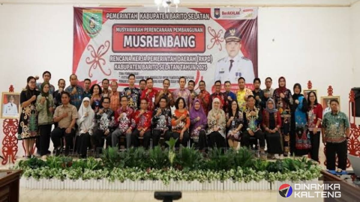 Peserta Musrenbang Kabupaten Barito Selatan Tahun 2025 berfoto bersama dalam kegiatan yang membahas Rencana Kerja Pemerintah Daerah (RKPD) (foto: DINAMIKA KALTENG/dok)