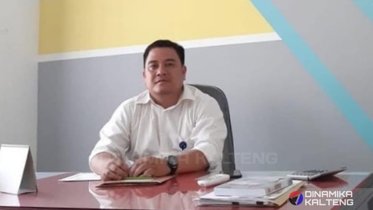 Hawinu ST, M.Eng., Kepala Bidang Bina Jasa Konstruksi Dinas PUPR Barito Selatan, saat memberikan keterangan di ruang kerjanya. (foto: DINAMIKA KALTENG/mas)