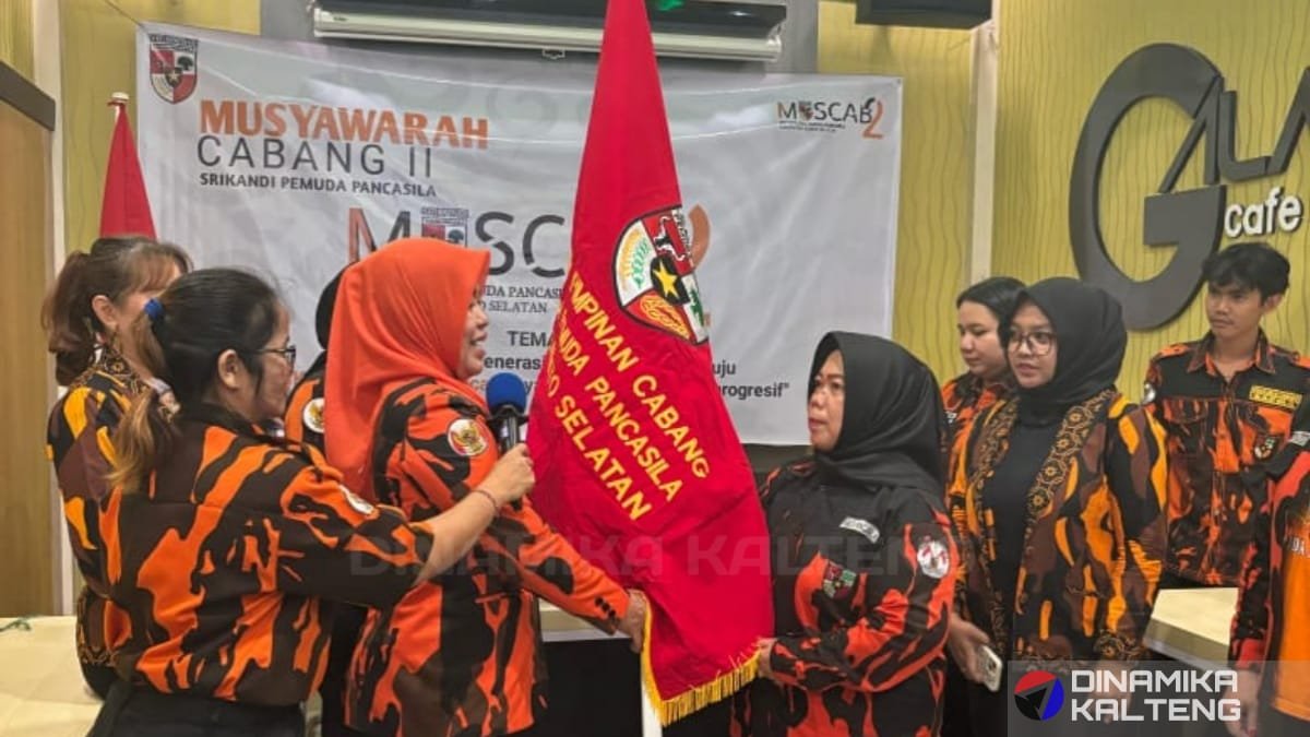 Serah terima bendera kepemimpinan Srikandi Pemuda Pancasila Barito Selatan dalam Muscab 2025 di Kota Buntok. (foto DINAMIKA KALTENG/mas)