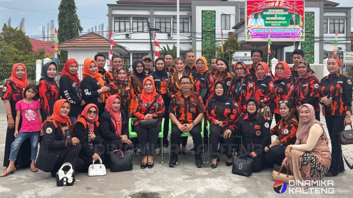 Foto bersama anggota Srikandi Pemuda Pancasila Barito Selatan setelah Muscab 2025. (foto: DINAMIKA KALTENG/mas)