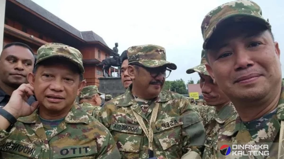 Eddy Raya Syamsuri bersama kepala daerah lainnya mengenakan seragam loreng saat mengikuti kegiatan retret di Lembah Tidar, Magelang. (foto: DINAMIKA KALTENG/mas)