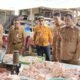 Wakil Bupati Barito Selatan, Khristianto Yudha, bersama jajaran Pemkab Barsel meninjau harga dan ketersediaan bahan pangan di Plaza Beringin, Buntok, menjelang Bulan Ramadan. (foto: DINAMIKA KALTENG/akhmad madani)