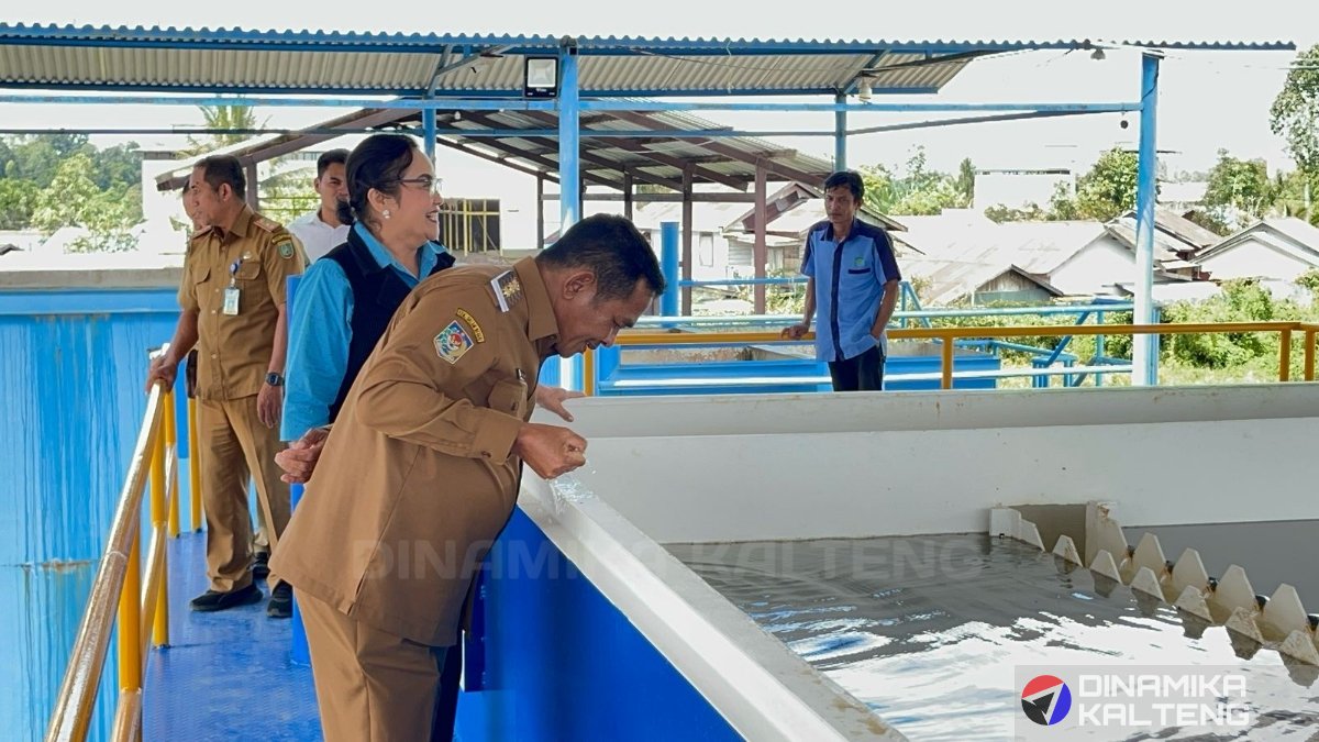 Wabup Kristanto Yudha, meninjau proses pengolahan air bersih di fasilitas Perumdam Tirta Barito. (foto: DINAMIKA KALTENG/mas)
